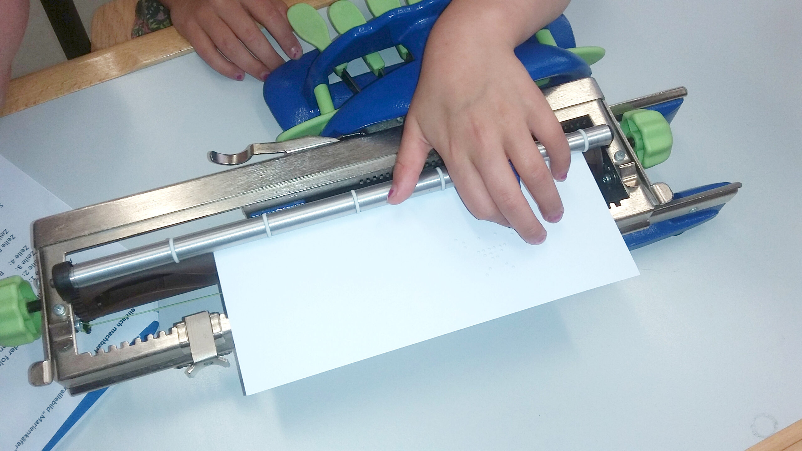 Braillemaschine mit eingespanntem Papierbogen