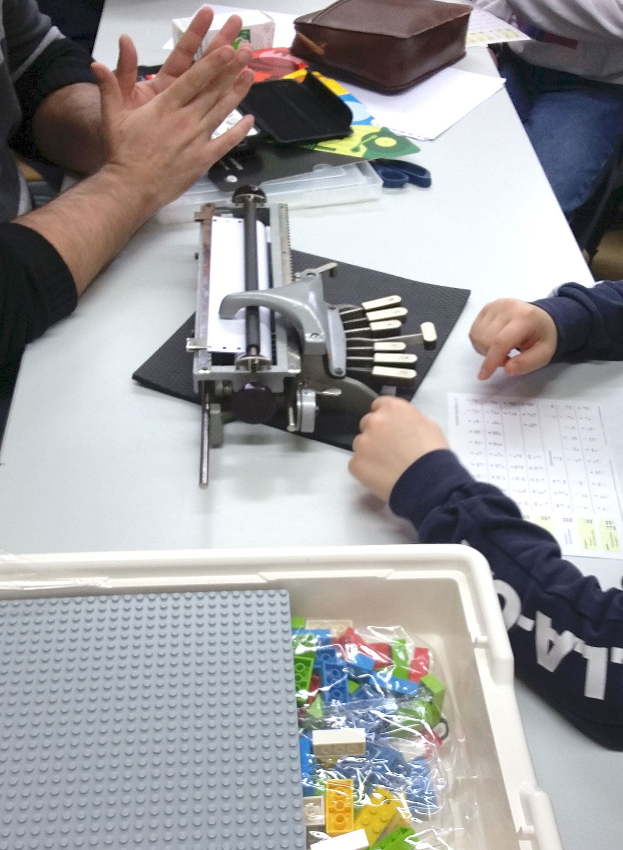 Im Akkord werden unsere drei Pichtmaschinen nacheinander durch alle Jugendlichen bedient, um ihren Namen oder einen kurzen Gruß in Braille zu schreiben. Auch die Braille-Legosteine stehen zum Ausprobieren auf dem Tisch.