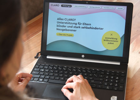 Eine Teilnehmerin der Befragung betrachtet die Testversion der CLARO-Webseite auf einem Laptop.
