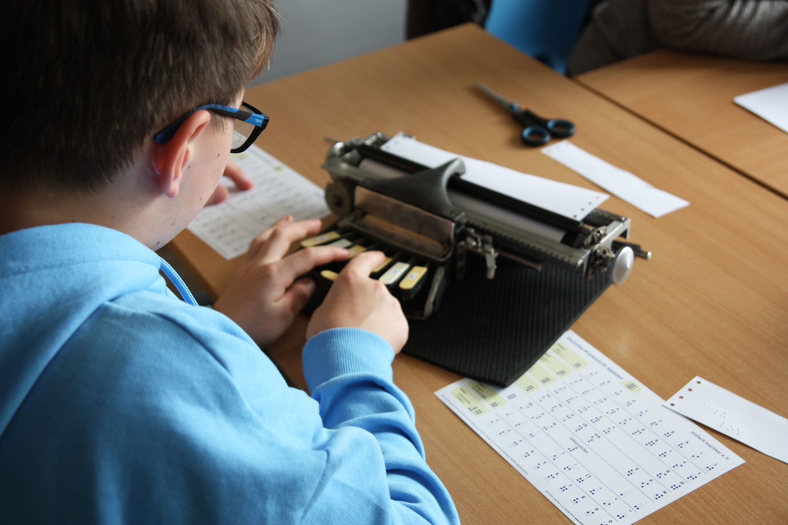 Ein Junge übt sich im Namenschreiben mit der Pichtmaschine.